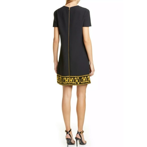 🖤💛 VERSACE Logo Baroque Safety Pin Shift Dress - Picture 2 of 13